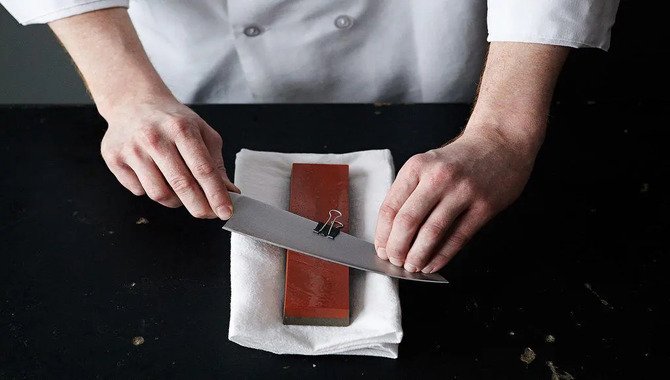 Hold The Blade At A 90-Degree Angle.