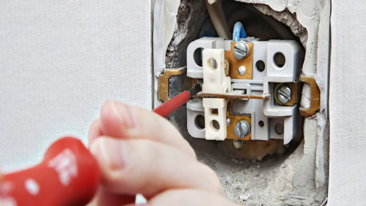 Safety Precautions To Keep In Mind While Opening Floor Outlet Covers