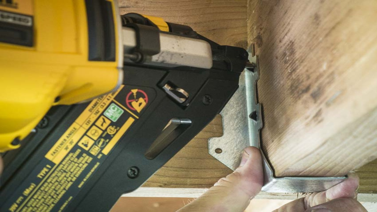 Choosing Between Manual And Pneumatic Nailers