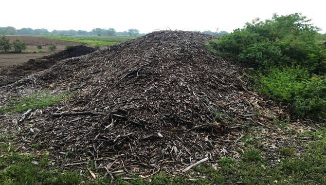  Turning Your Composting Pile With Wood Chips